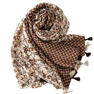 Thick cotton-linen blend scarf with retro floral patterns and handmade fringe tassels
