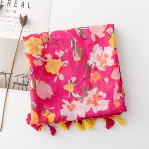 Détail de l'écharpe en coton lin rouge rose avec motif pensée coloré et pompons fins