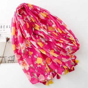 Écharpe florale rose vif en coton avec pompons orange sur fond blanc minimaliste