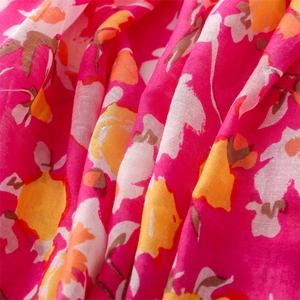 Gros plan détaillé sur tissu en coton et lin avec motifs floraux de pensées roses