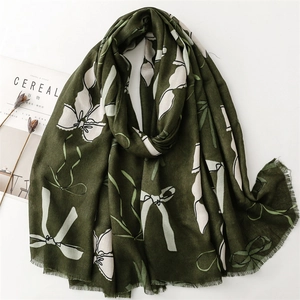 Sciarpa verde scuro in cotone e lino con motivi a fiocco bianchi e frange morbide