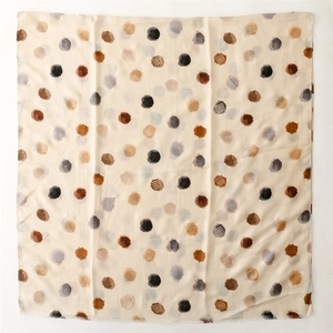 Détail d'une écharpe en coton et lin avec des motifs de pois dorés satinés colorés