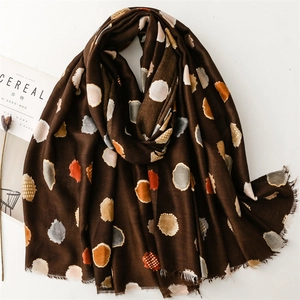 Détail d'une écharpe en coton et lin marron café à pois colorés avec bords effilochés