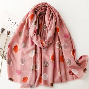 Écharpe rose effet coton-lin à pois colorés avec de légères franges élégantes