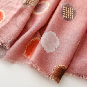 Gros plan sur l'écharpe rose aux pois colorés artistiques et détails de franges