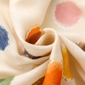 Détail du tissu toucher lin avec des pois colorés et des accents de dorure à chaud