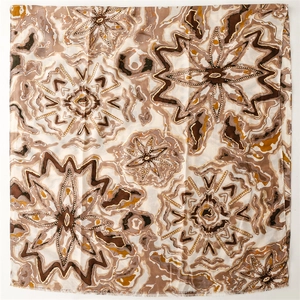 Détail de l'écharpe en coton et lin avec motifs floraux dorés et franges