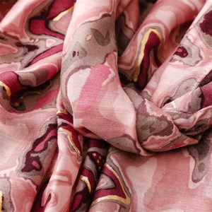 Vue macro détaillée de la texture du tissu lisse avec dorure et motifs abstraits
