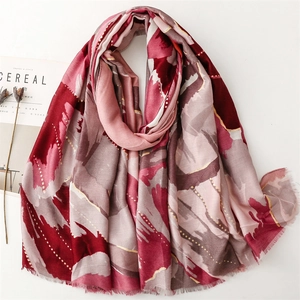 Elegante sciarpa bordeaux e rosa con fiori astratti dorati e bordi sfilacciati
