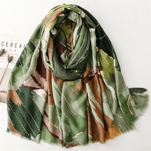 Sciarpa stile pittura astratta con stampe floreali dorate e frange su sfondo bianco pulito