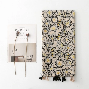 Sciarpa in voile a fiori con nappe e motivo a foglie su sfondo beige
