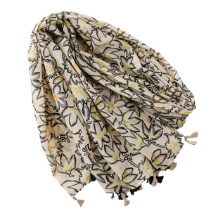 Sciarpa floreale leggera con stampa margherite e nappe su sfondo bianco pulito