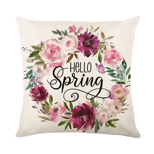 Linnen kussensloop met bloemenkrans en Hello Spring tekst op witte achtergrond