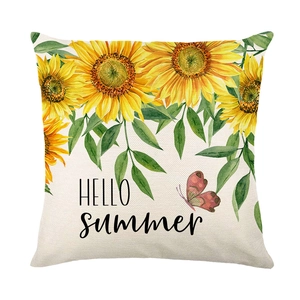 Funda de cojín decorativa de girasoles con texto Hello Summer y diseño de mariposa rosa