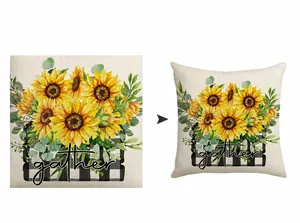Détail d'une housse de coussin à motif tournesol avec texte et carreaux noirs