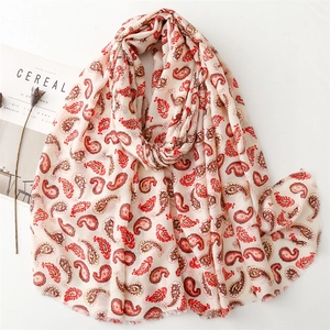 Écharpe aspect lin avec imprimé cachemire rouge et bords effilochés sur fond blanc