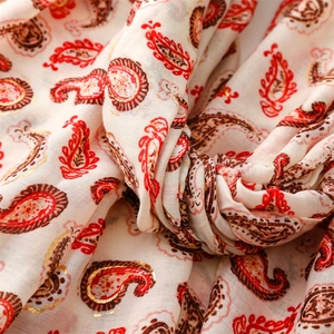 Détail d'un châle pashmina à motif paisley avec dorures et texture en coton et lin