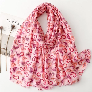 Écharpe rose en coton et lin avec motif paisley doré et bords effilochés femme