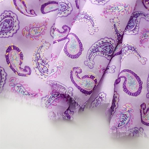 Détail d'une écharpe lavande à motif paisley avec dorure et bordure effilochée fine