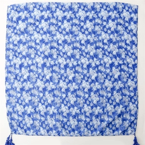 Écharpe bleue motif floral blanc avec glands en coton lin pour protection solaire