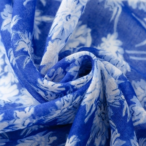Détail du motif marguerite bleu et blanc sur tissu en coton et lin respirant
