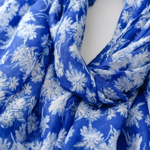 Gros plan détaillé sur la texture du tissu floral bleu pour châle de protection