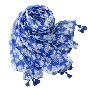 Écharpe bleue toucher lin avec motifs floraux blancs et pompons élégants sur fond blanc