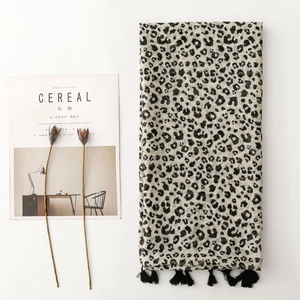 Écharpe imprimé léopard en coton et lin avec franges noires et motif élégant