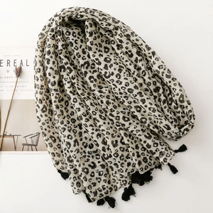 Écharpe élégante à imprimé léopard, toucher coton-lin et détails de franges noires