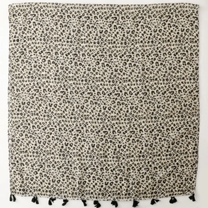 Écharpe légère à imprimé léopard avec pompons noirs pour femme style décontracté