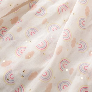 Détails de l'écharpe en coton blanc avec motifs arc-en-ciel, nuages roses et étoiles dorées