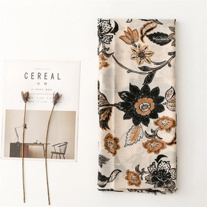 Écharpe vintage en coton et lin avec imprimé floral et franges sur fond blanc