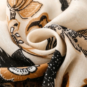 Gros plan d'un tissu en lin avec motifs floraux de pivoines et texture de fibres