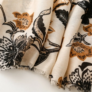 Détail de l'écharpe effet lin avec imprimés pivoines vintage et bords effilochés
