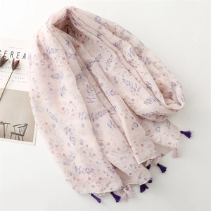 Sciarpa rosa con stampa floreale, eleganti nappe viola e tessuto leggero e fine
