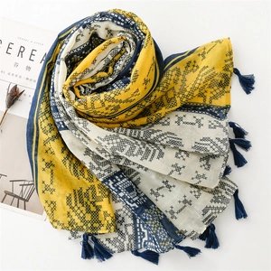 Écharpe de style ethnique avec motifs géométriques et glands bleus en coton doux
