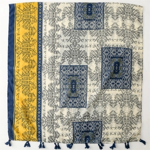 Écharpe ethnique en coton et lin avec motifs géométriques brodés et franges bleu marine