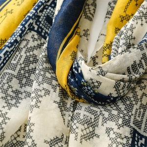 Détail des motifs ethniques au point de croix et de la texture du tissu de l'écharpe