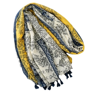 Écharpe ethnique tricolore avec motifs point de croix et pompons décoratifs