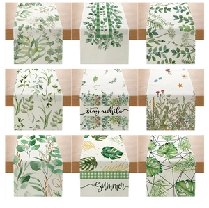 Détails de plusieurs chemins de table avec motifs de plantes nordiques en format grille