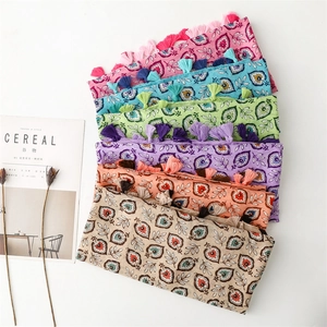 Détail de foulards colorés en coton avec imprimés floraux et bordures à franges élégantes