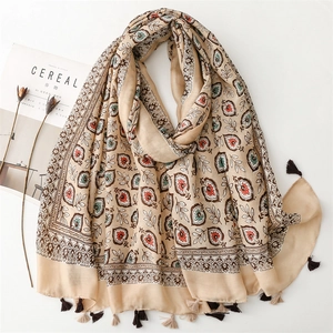 Châle à motif cachemire et fleurs avec pompons en coton-lin sur fond blanc