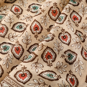 Gros plan du motif de feuilles bohèmes sur une écharpe en coton et lin avec franges