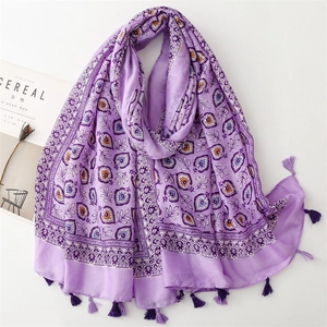 Détail de l'écharpe en coton et lin violet avec imprimé floral ethnique et pompons