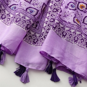 Détail d'une écharpe violette à motif cachemire avec des glands à franges faits main