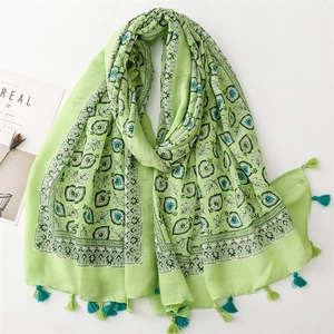 Écharpe vert clair au toucher coton et lin avec motif floral et glands élégants