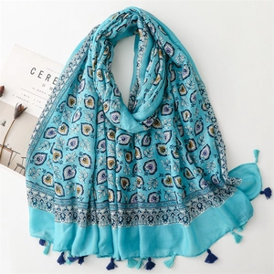 Détail de l'écharpe en coton à imprimé floral bleu avec franges décoratives
