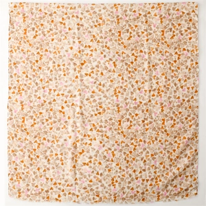 Détail d'une écharpe en coton et lin avec motif cœurs et bords à franges délicates
