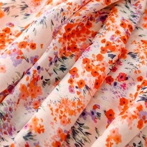 Vue détaillée du tissu d'une écharpe en lin à fleurs avec texture drapée douce