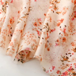 Gros plan d'une écharpe en coton et lin à fleurs avec des bords effilochés et des motifs